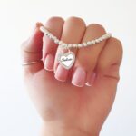 צמיד חרוזים בשילוב תליון לב