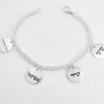 צמיד ספיגה בשילוב תליוני שם